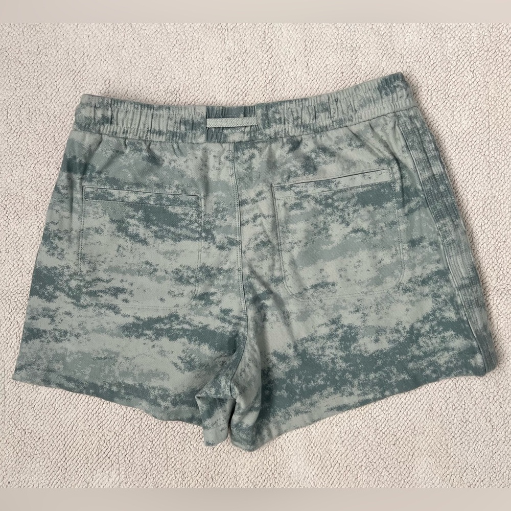 ATHLETA Farallon Short Fog Camo Coast Green Women’s Size: Small - Picture 5 of 16